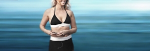 kvinna med diabetes har enkelt tillgang till diabeteshjälpmedlar för att hon har en svart och vit bikini med fickor från AnnaPS på sig