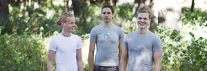 Killar med diabetes på vägen till skolan medan de bära AnnaPs t-shirts för att gömma pumpen i skolan