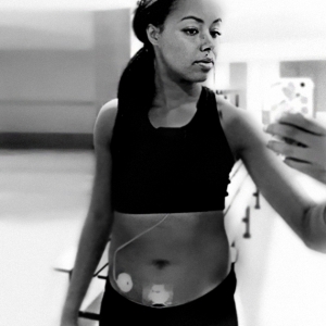 Melanie Grey Stephenson bära hennes insulinpump i en AnnaPS Sport-BH som är anpassad för diabetiker