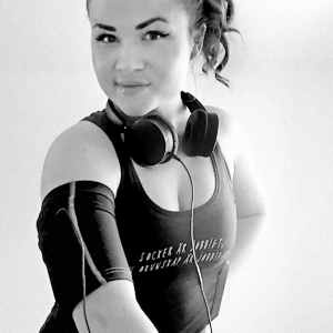 Social Mediatalang Sofia Larsson-Starn lyssnar till musik och tränar i en tanktop med tryck socker är jobbig men okunskap är jobbigare