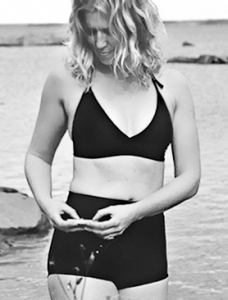 woman with diabetes can swim with bikini with pockets for her pump