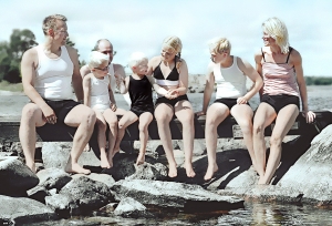 en familj med diabetes sitter vid havet efter dem har simmit med diabetes medan de bära insulinpump, pen, diabetestillbehör, blodsockermätare och även mobil och nycklar i annaPs underkläder med fickor