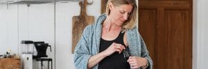 woman in tanktop with pockets keeps all her diabetes devices and her keys safe