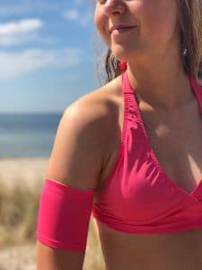 Pinkes elastisches Armband, das den Sensor vom CGM Glucosemessgerät schützt beim Schwimmen und Baden.