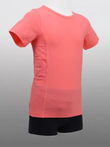 Barn t-shirt rosa snett från sidan som visar ficka för att ha som diabetesväska